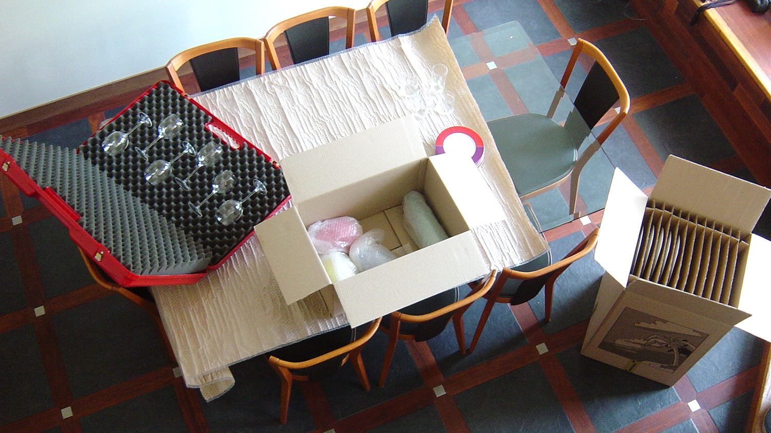 Boite de cartons pour déménagement avec valise pour ranger les objets précieux
