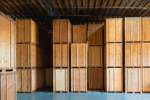 Entrepot de stockages avec des box en bois 